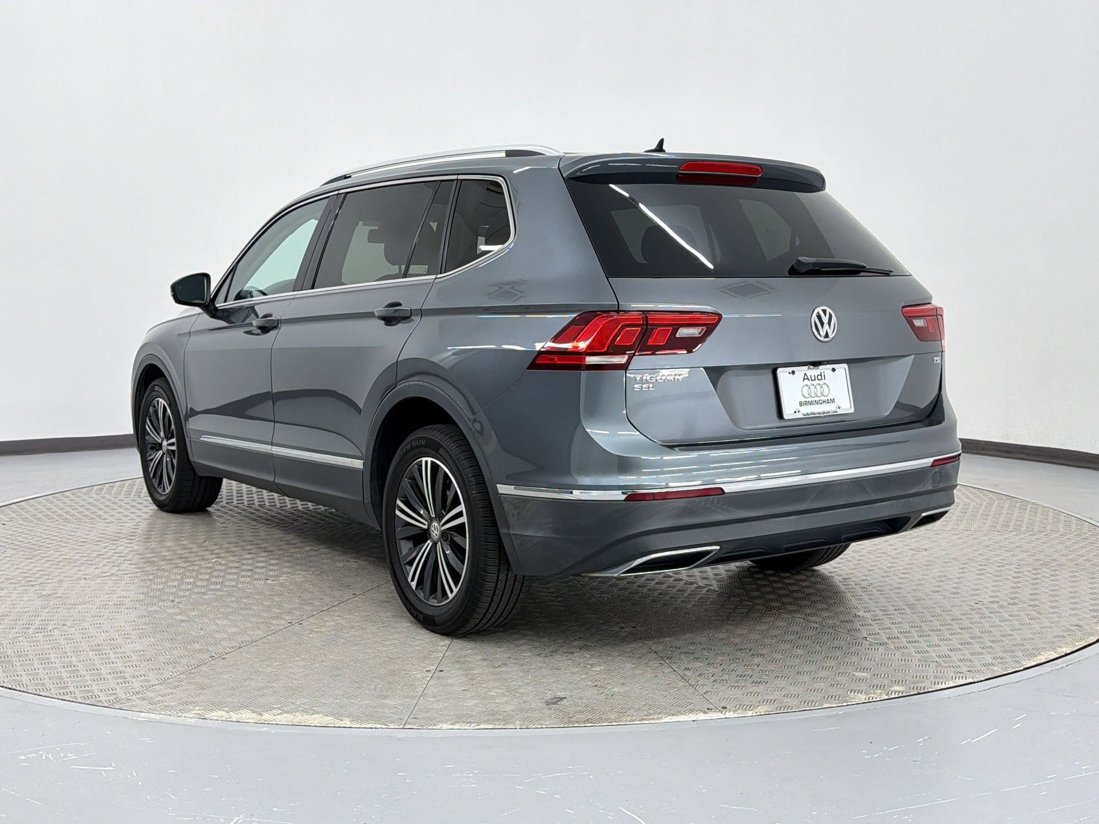 2018 Volkswagen Tiguan SEL photo 2