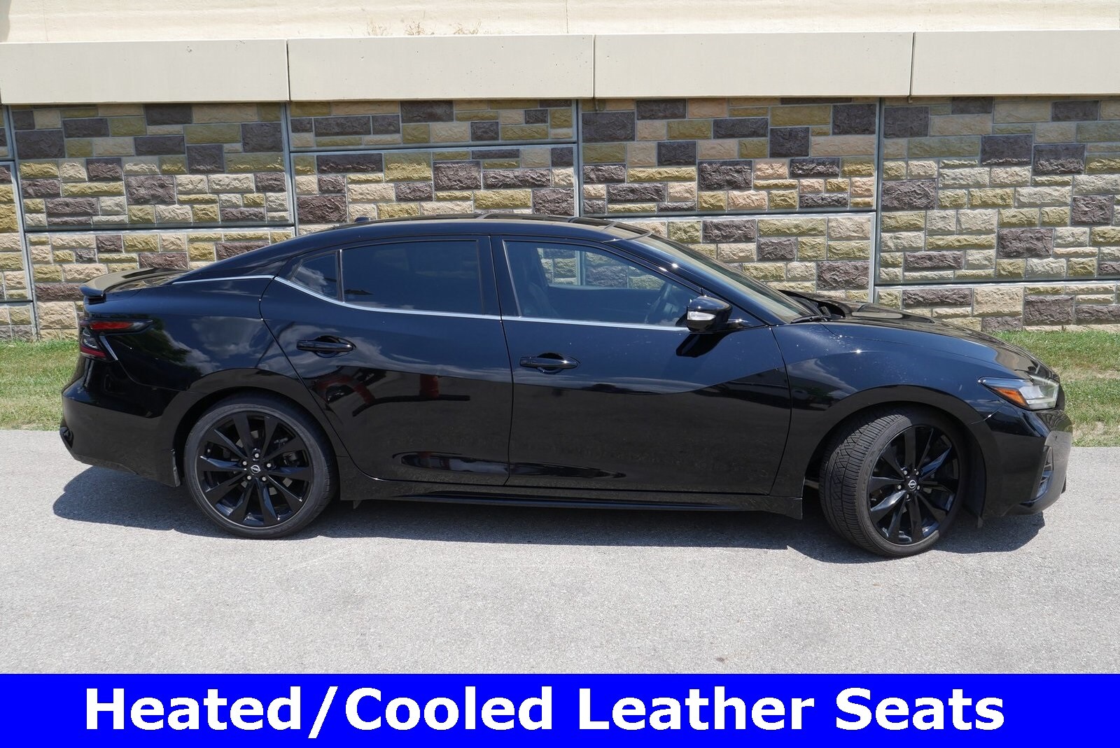 2023 Nissan Maxima SR photo 2
