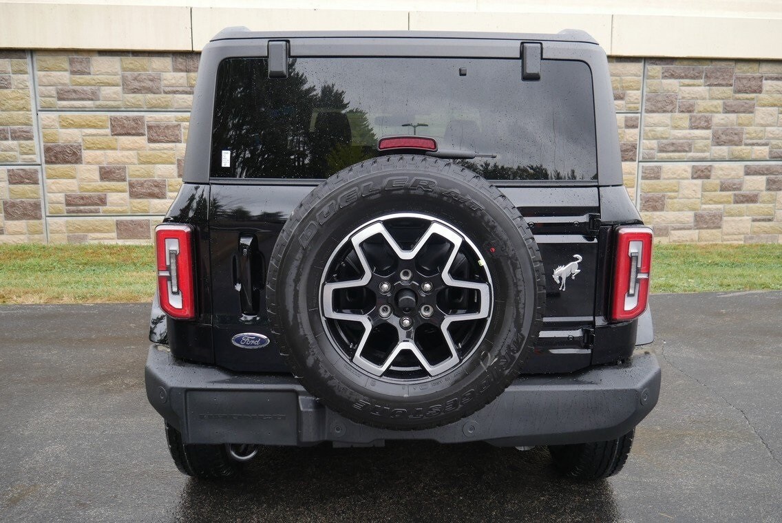 2025 Ford Bronco Outer Banks photo 2