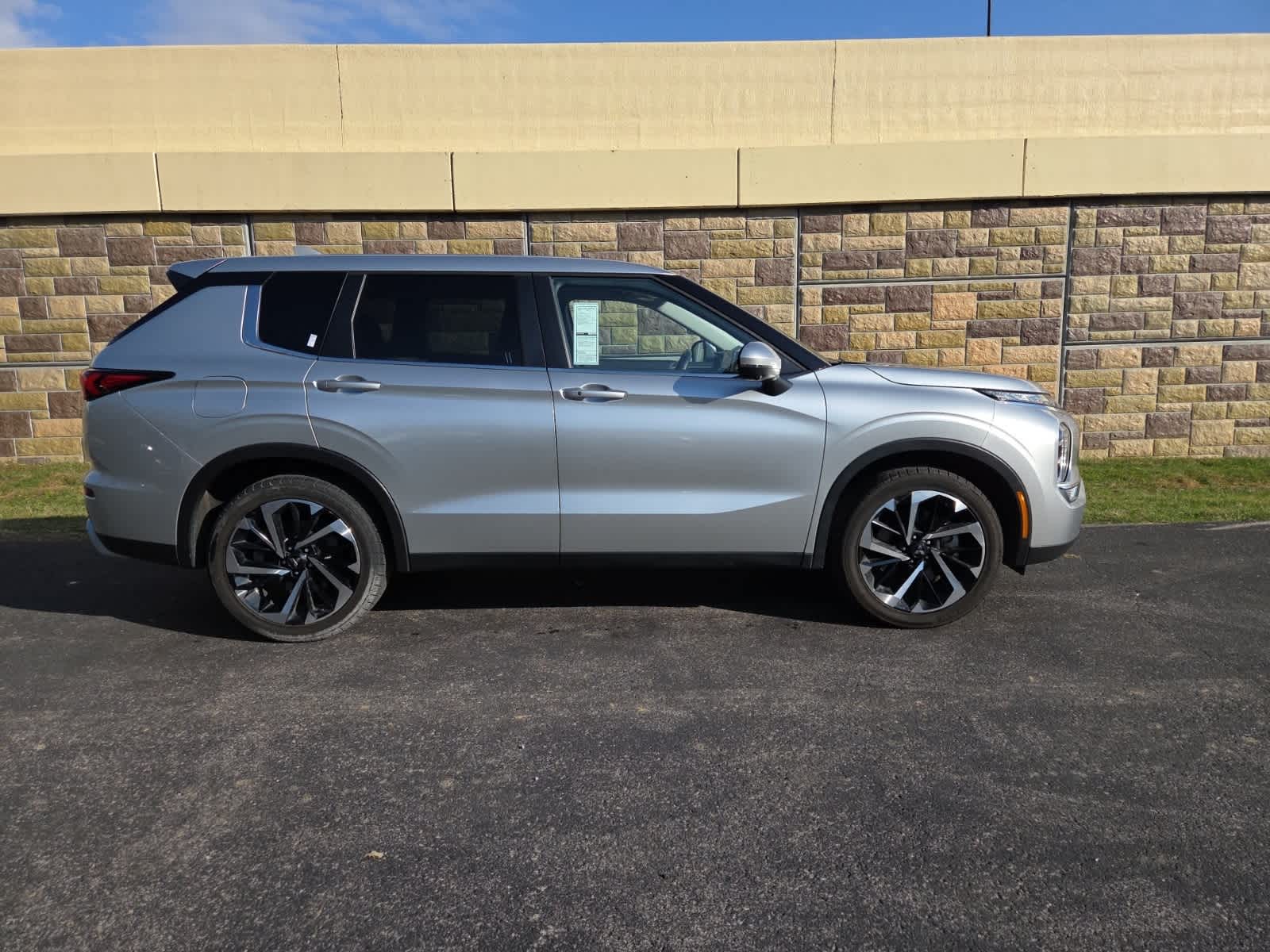 2024 Mitsubishi Outlander SE photo 2