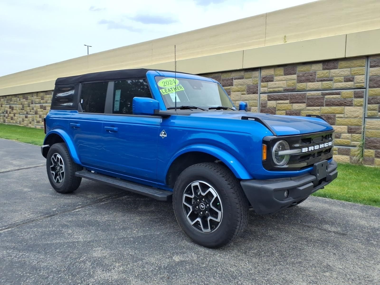 2024 Ford Bronco Outer Banks 4WD 4-door's photo