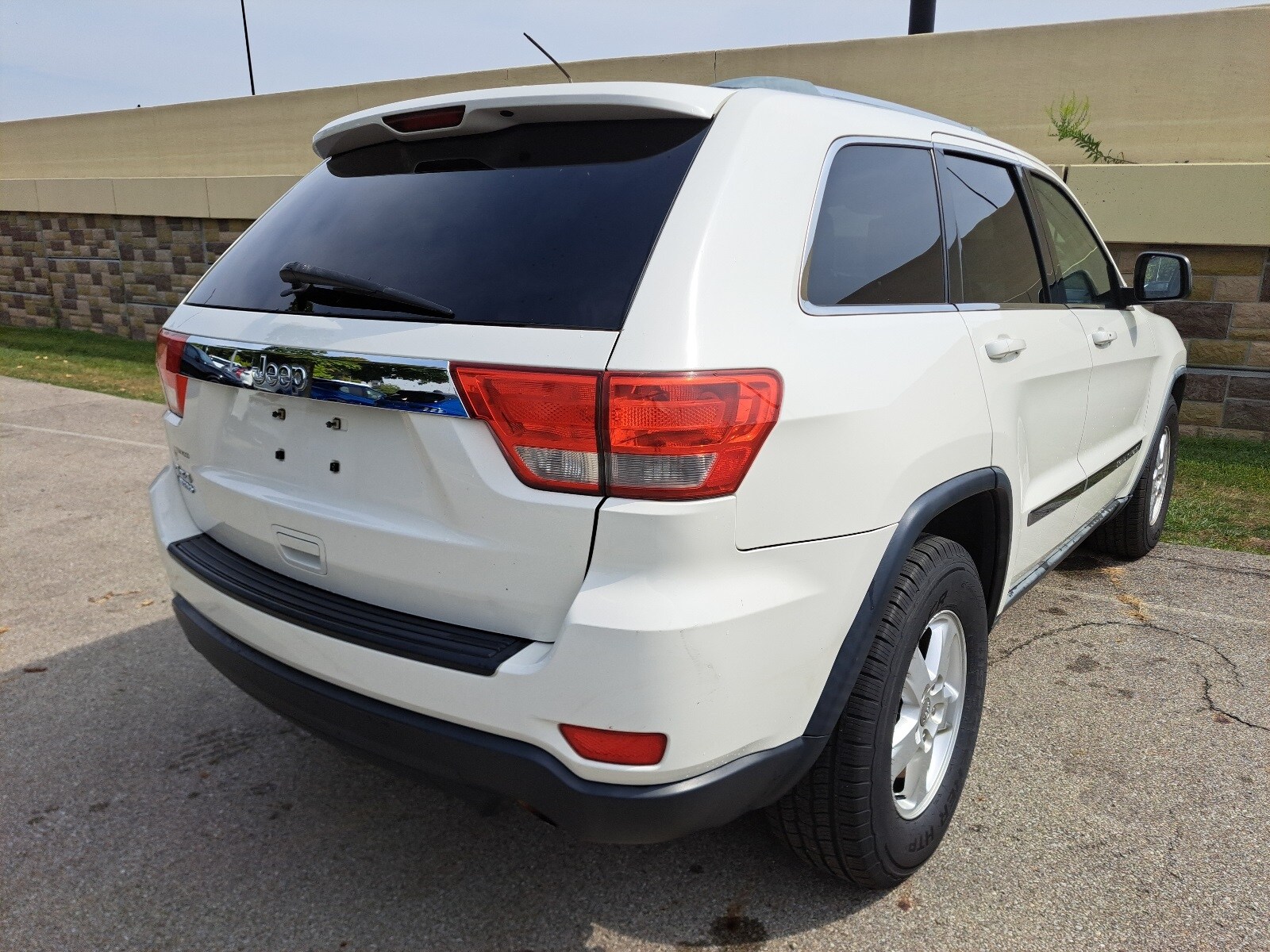 2011 Jeep Grand Cherokee Laredo photo 3