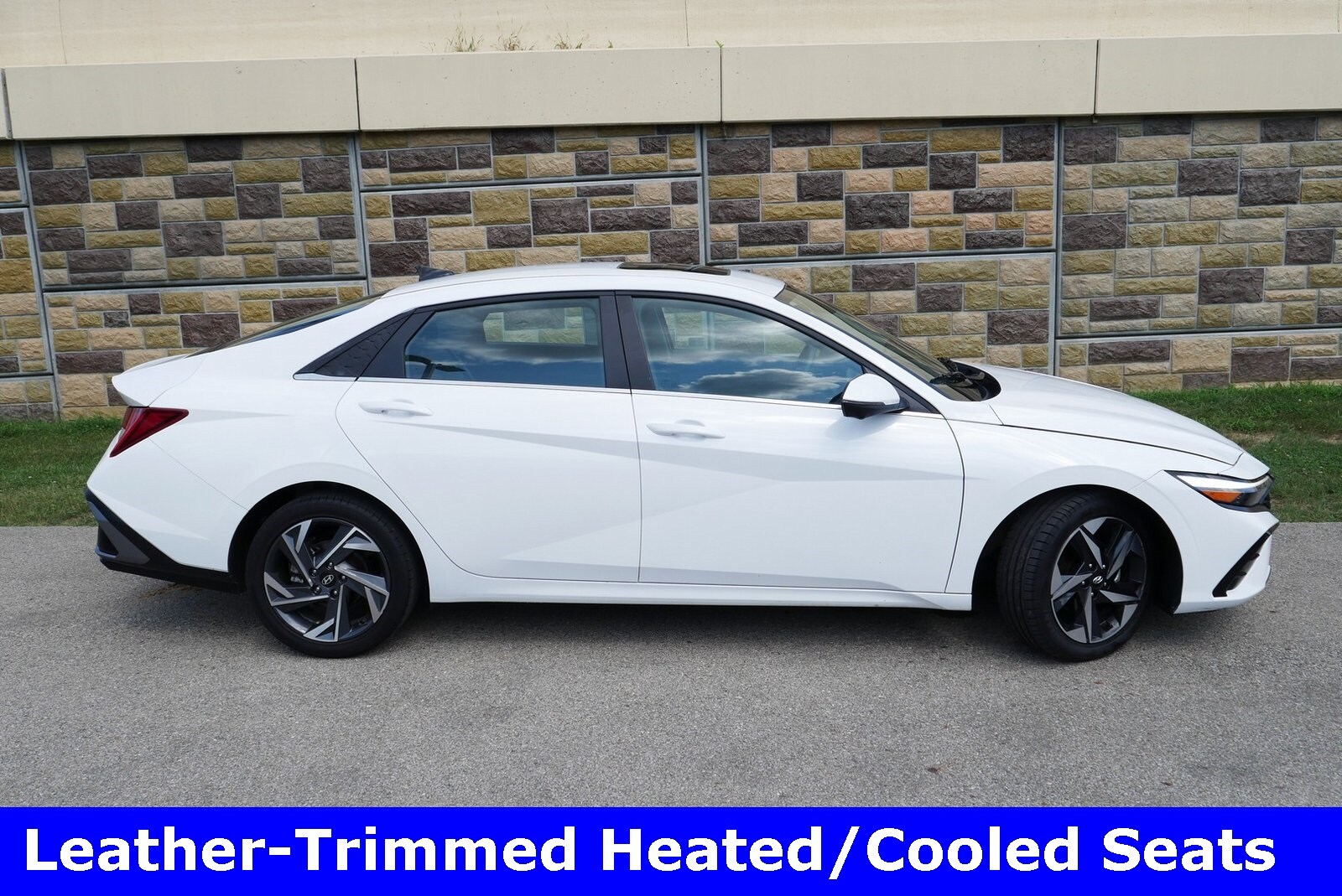 2024 Hyundai Elantra Limited photo 2