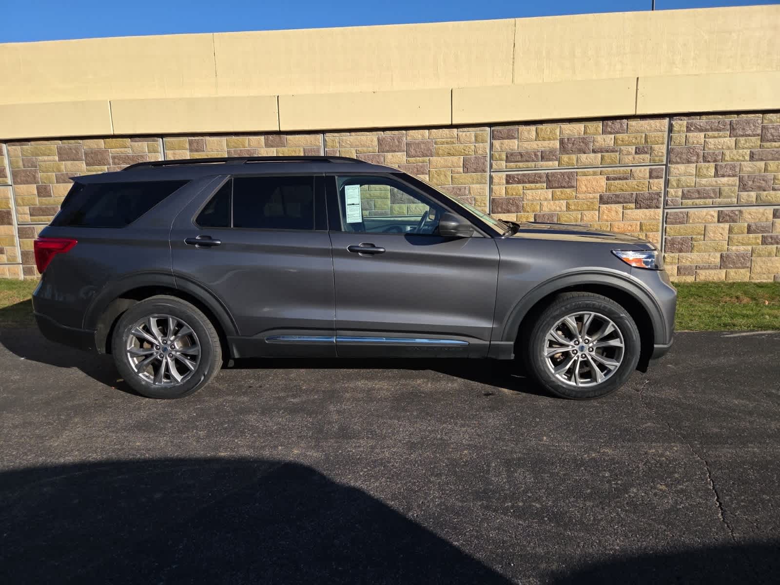 2023 Ford Explorer XLT photo 2