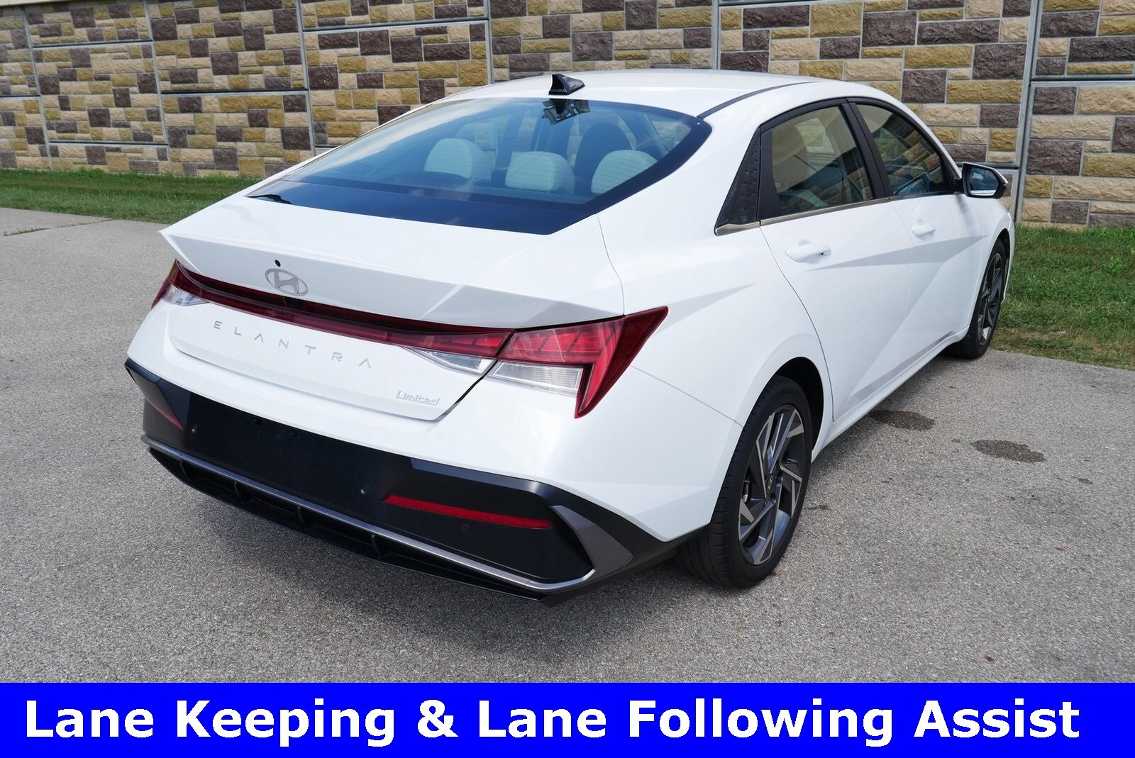 2024 Hyundai Elantra Limited photo 3