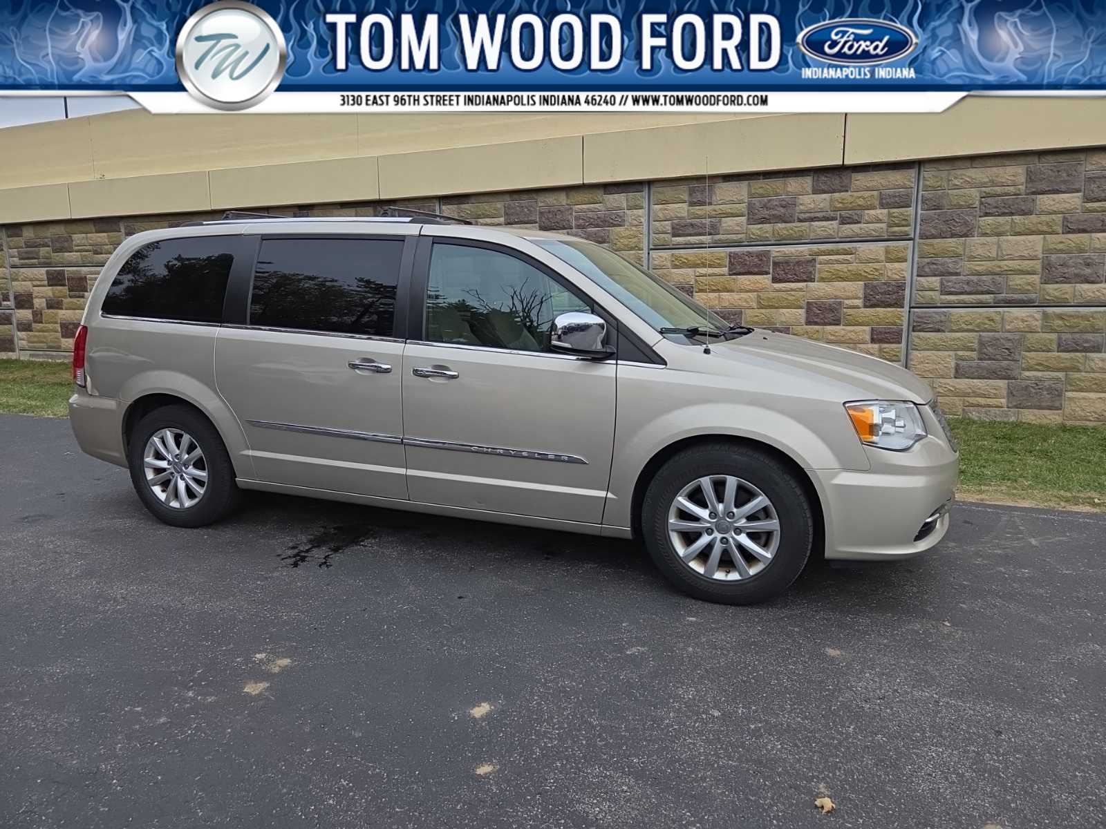 2016 Chrysler Town & Country Limited Platinum's photo