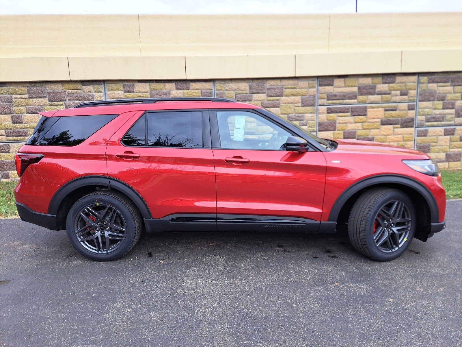 2026 Ford Explorer ST-Line photo 2