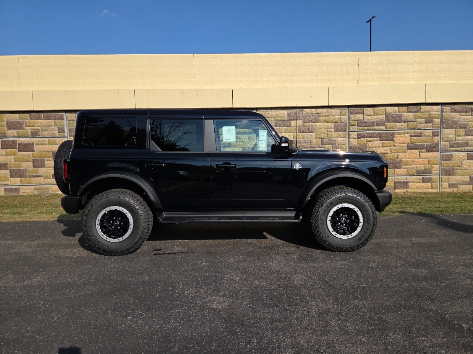 2025 Ford Bronco Outer Banks photo 2