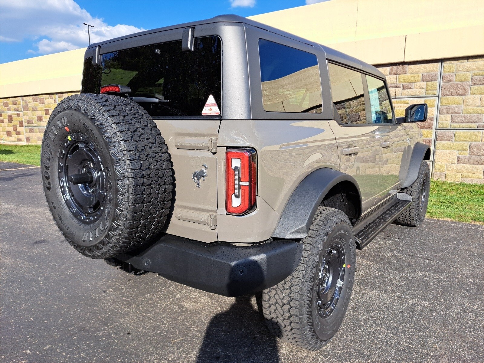 2025 Ford Bronco Outer Banks photo 2