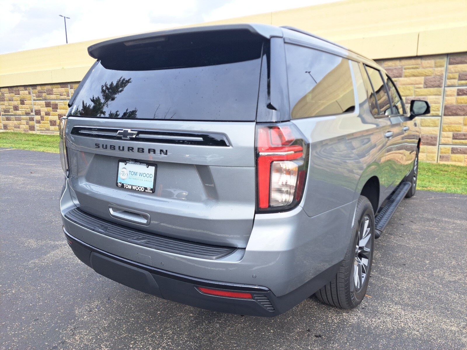 2023 Chevrolet Suburban Z71 photo 3