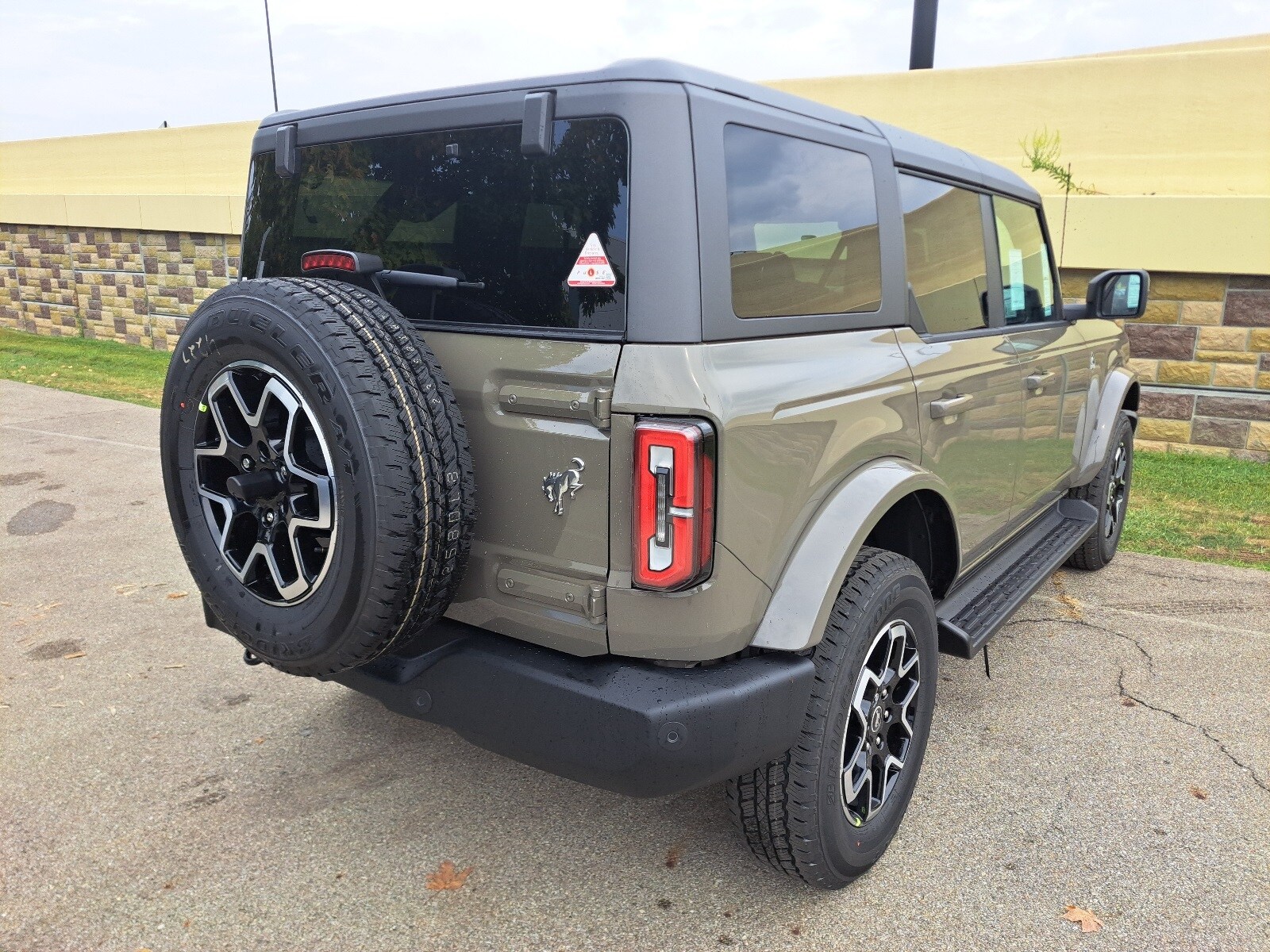 2025 Ford Bronco Outer Banks photo 3