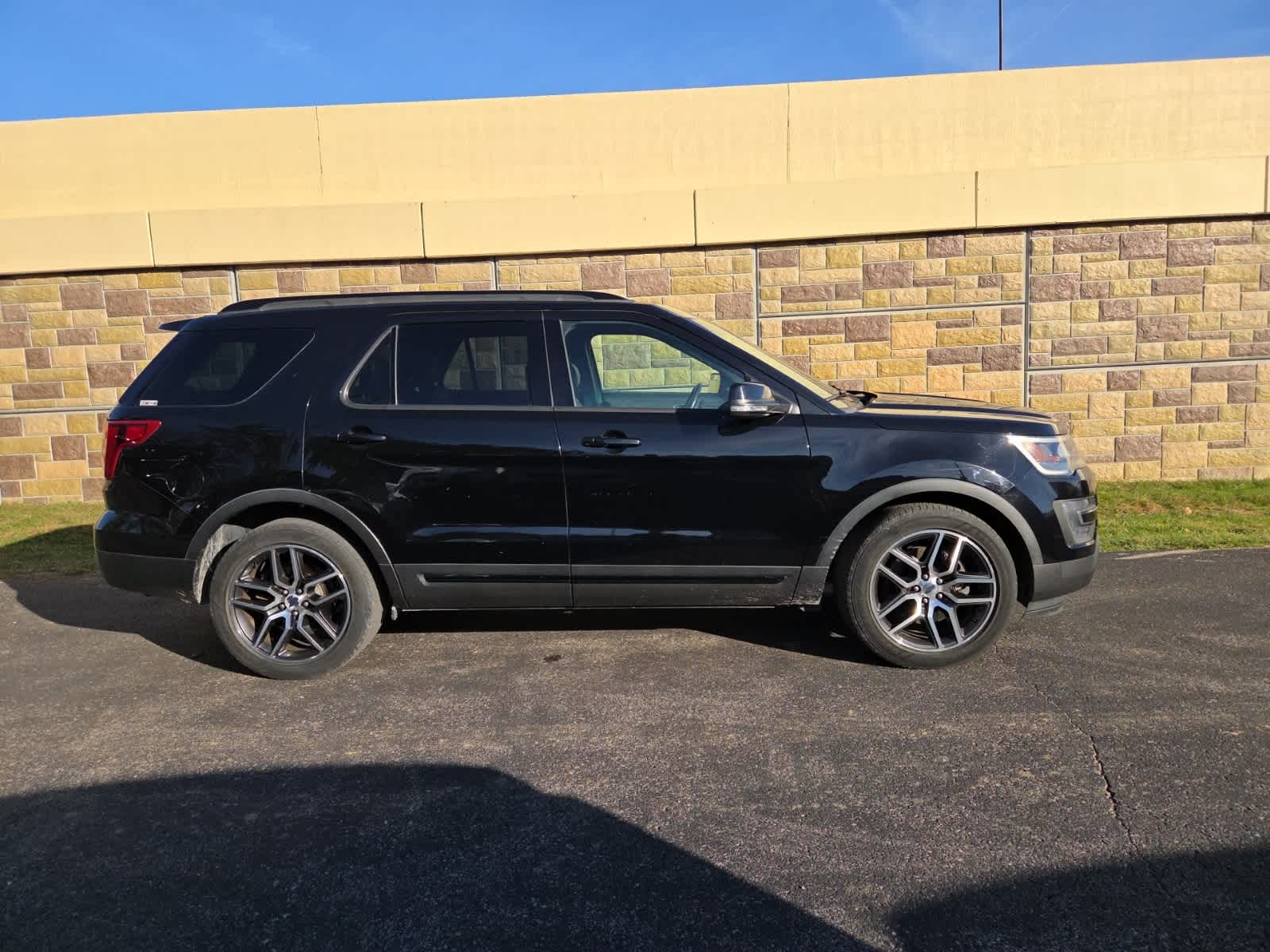 2016 Ford Explorer Sport photo 2