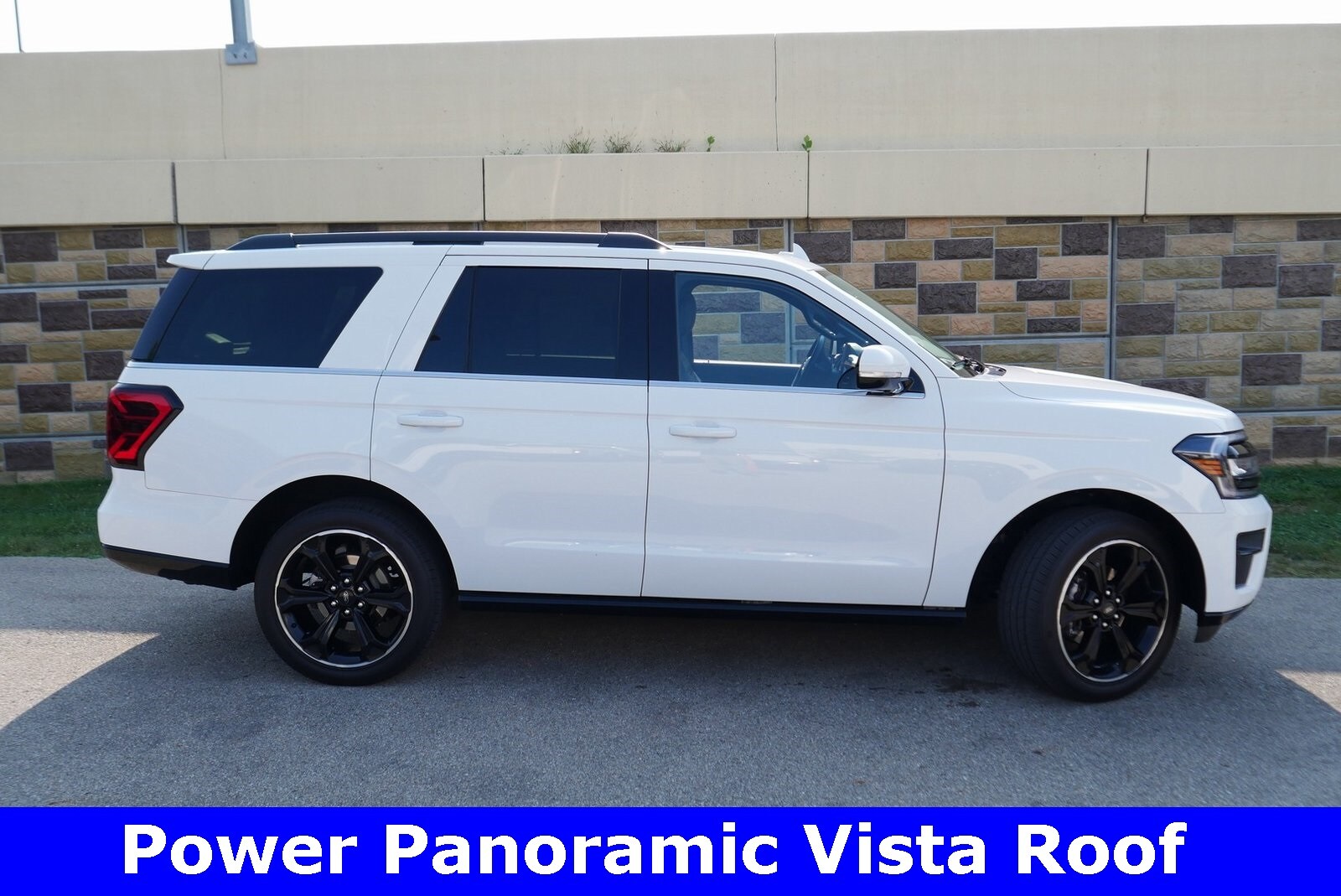 2022 Ford Expedition Limited photo 2