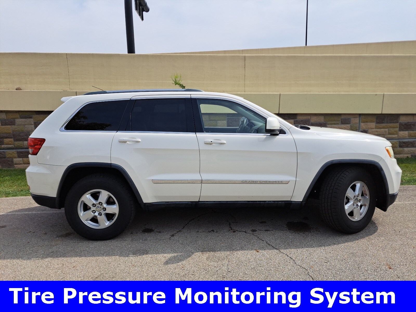 2011 Jeep Grand Cherokee Laredo photo 2