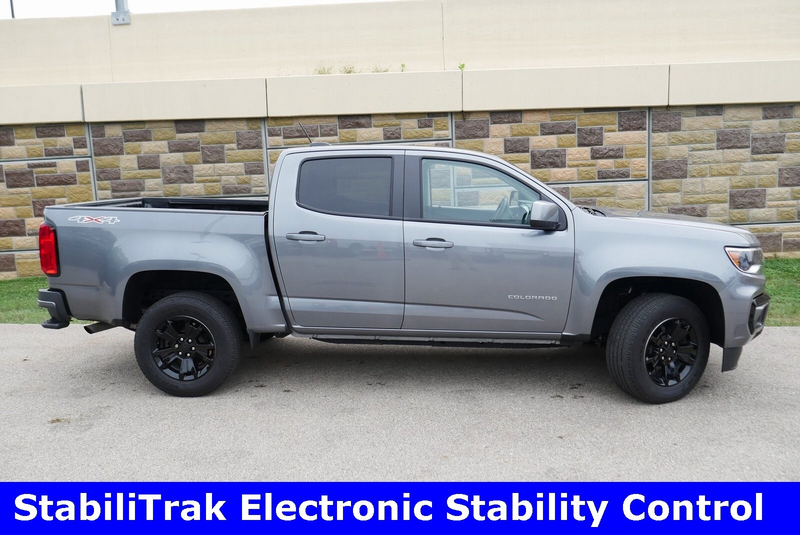 2022 Chevrolet Colorado LT photo 2