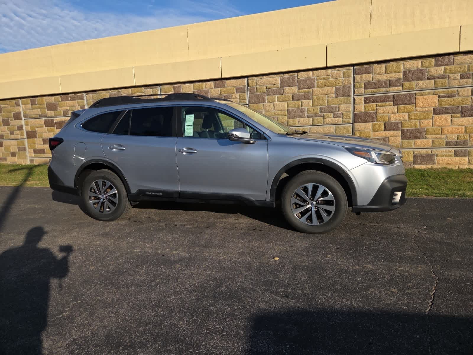 2020 Subaru Outback Premium photo 3