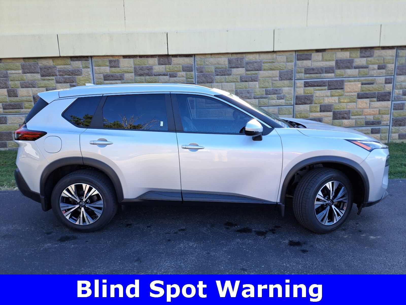 2023 Nissan Rogue SV photo 2