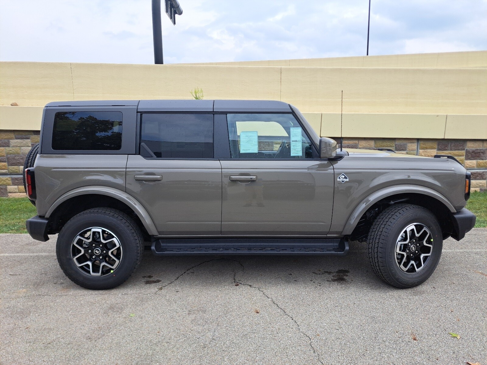 2025 Ford Bronco Outer Banks photo 2