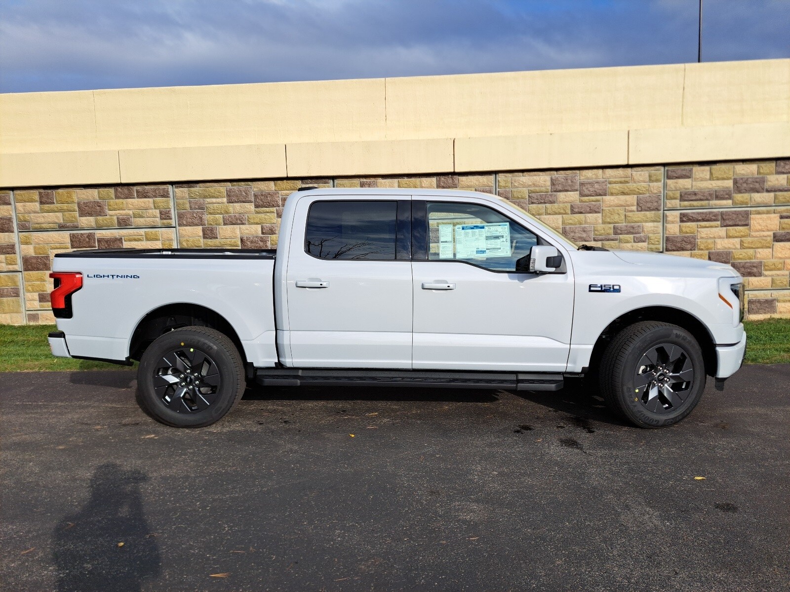 2025 Ford F-150 Lightning Lariat photo 2