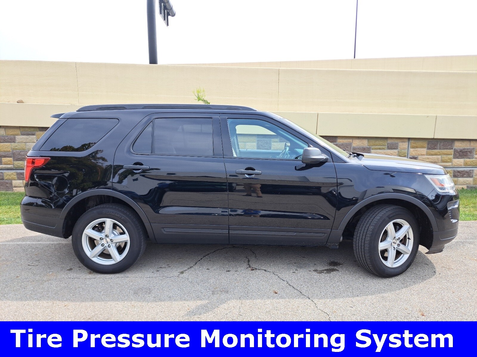 2018 Ford Explorer Base photo 2