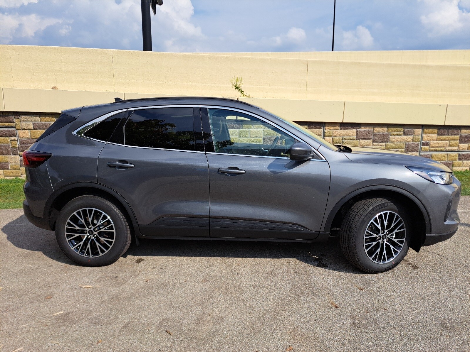 2026 Ford Escape Plug-In Hybrid Premium photo 2