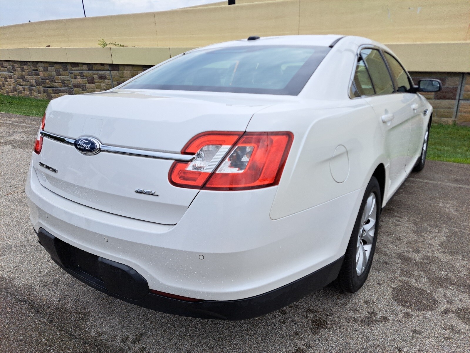 2012 Ford Taurus SEL photo 2