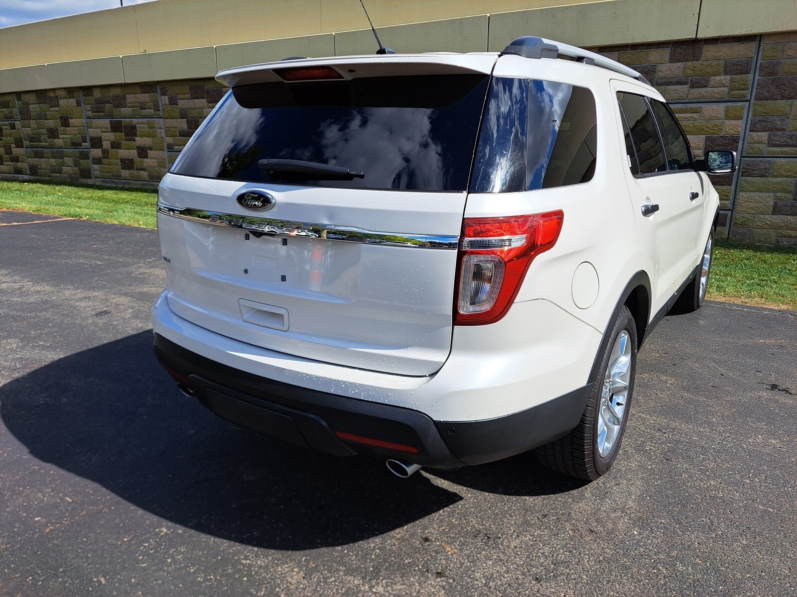 2015 Ford Explorer XLT photo 3