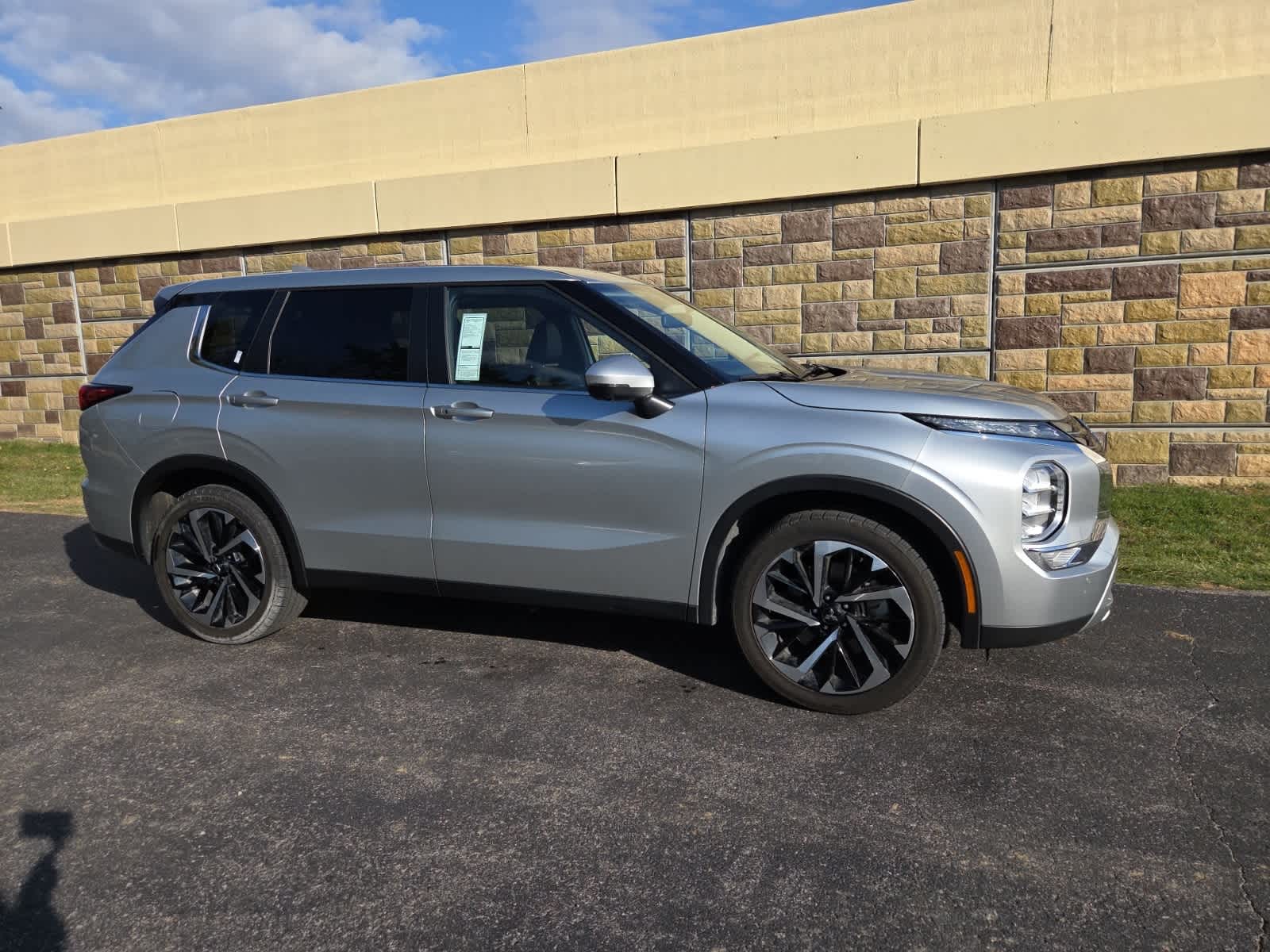 2024 Mitsubishi Outlander SE photo 3