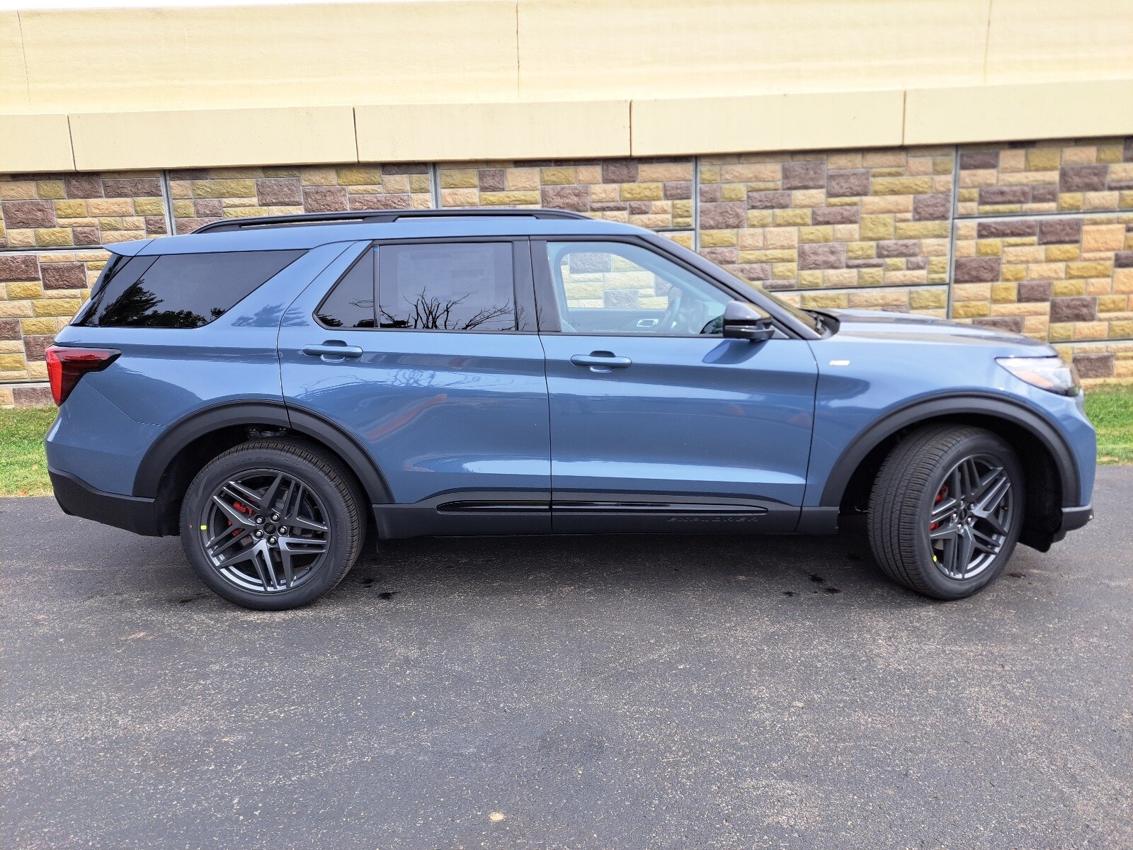 2026 Ford Explorer ST-Line photo 2
