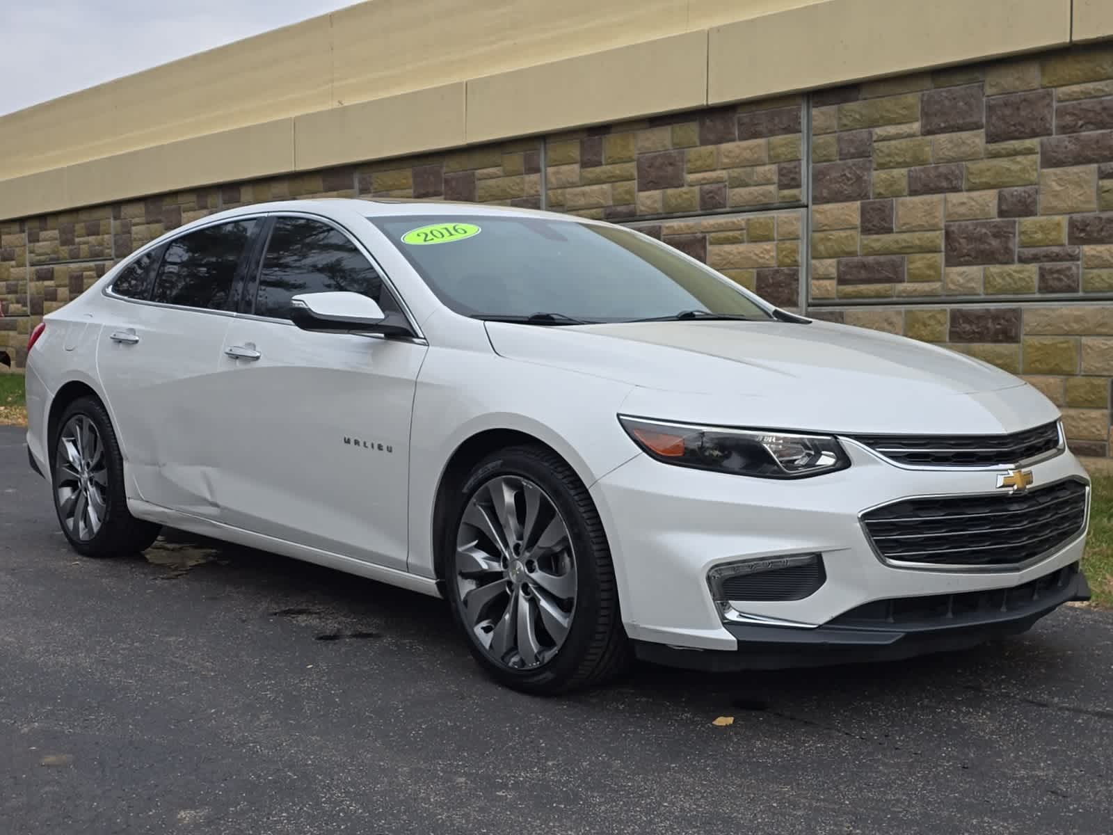 2016 Chevrolet Malibu Premier photo 2