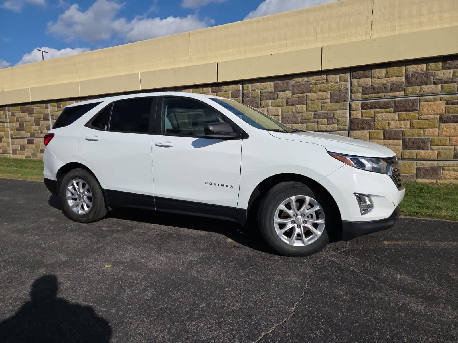 2020 Chevrolet Equinox LS photo 3