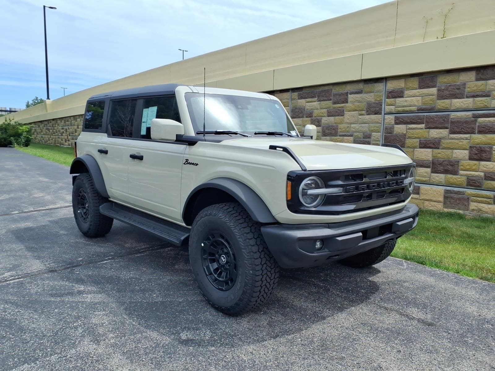 2026 Ford Bronco 4-Door Outer Banks - Photo 2