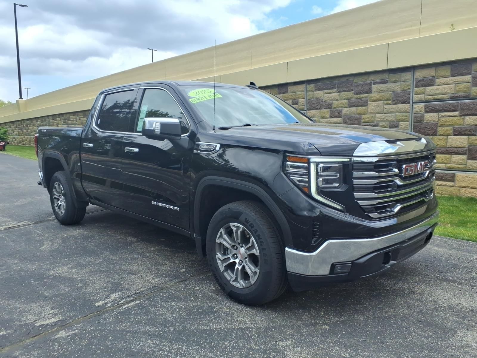 2025 GMC Sierra 4WD Crew Cab Short Box SLT's photo