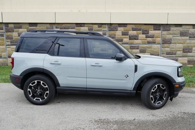 Used 2022 Ford Bronco Sport Outer Banks with VIN 3FMCR9C6XNRD09260 for sale in Indianapolis, IN