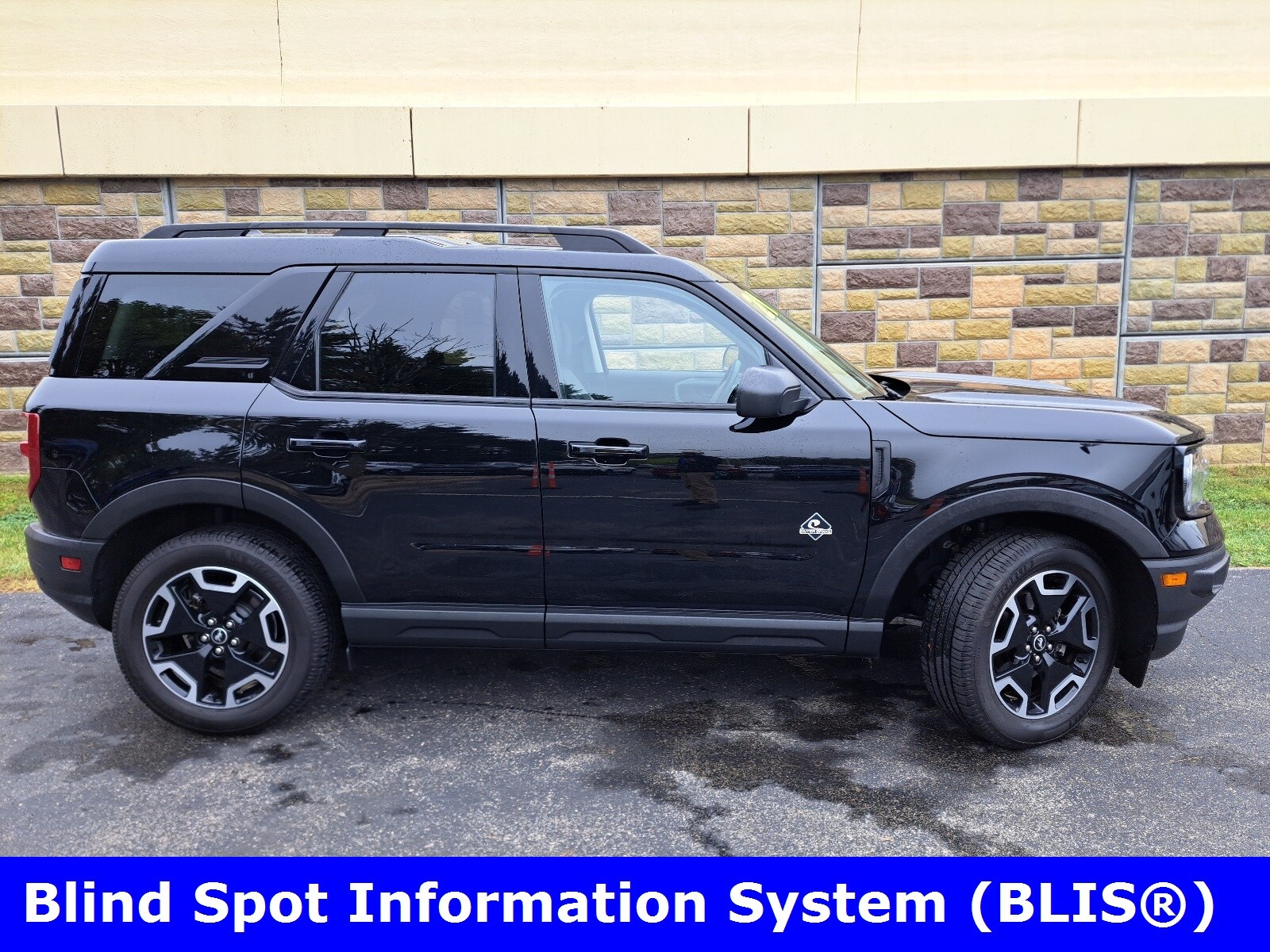2021 Ford Bronco Sport Outer Banks photo 2