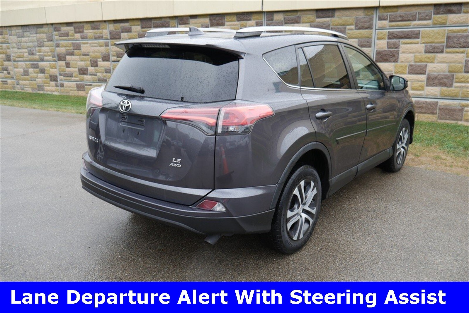 2017 Toyota RAV4 LE photo 3