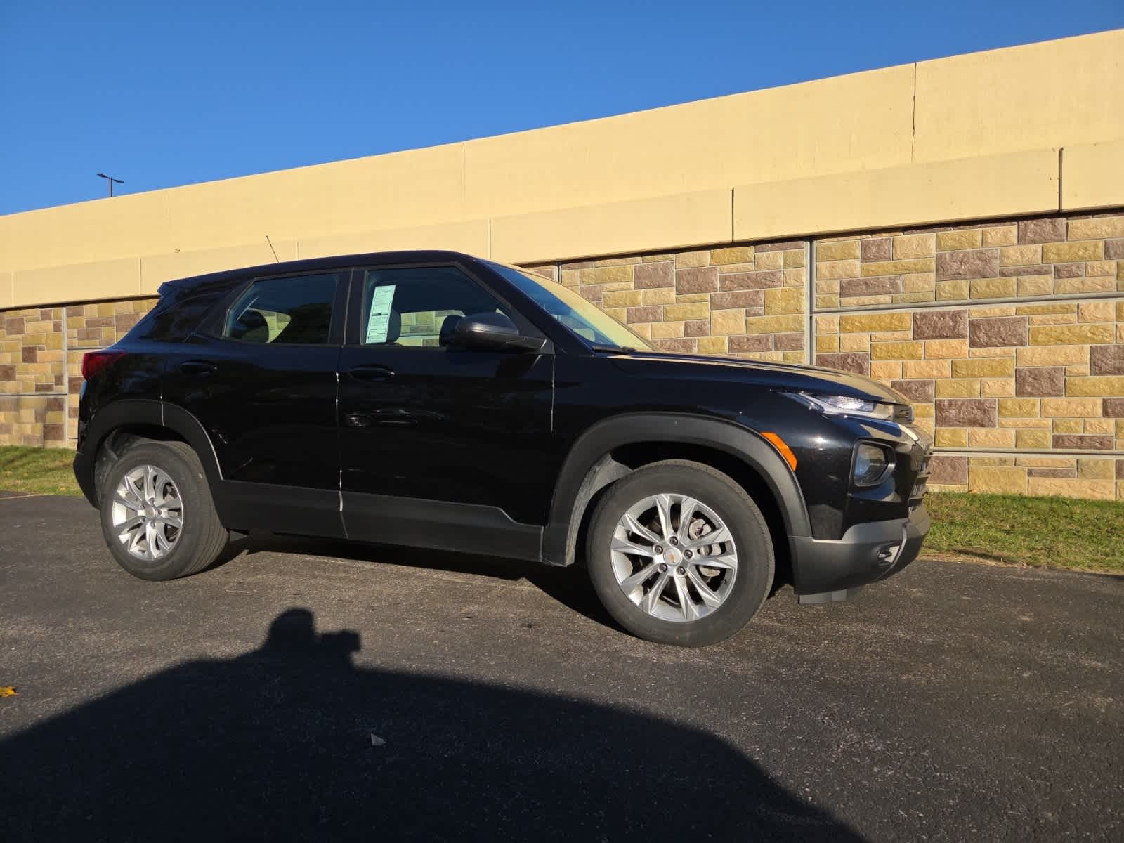 2023 Chevrolet Trailblazer LS photo 2