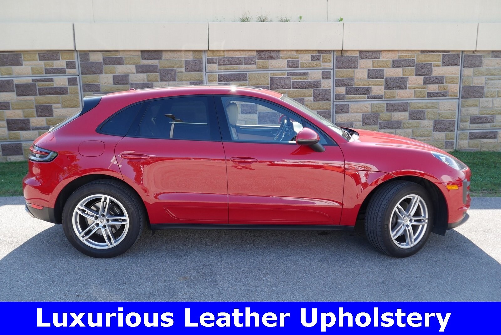 2020 Porsche Macan Base photo 2