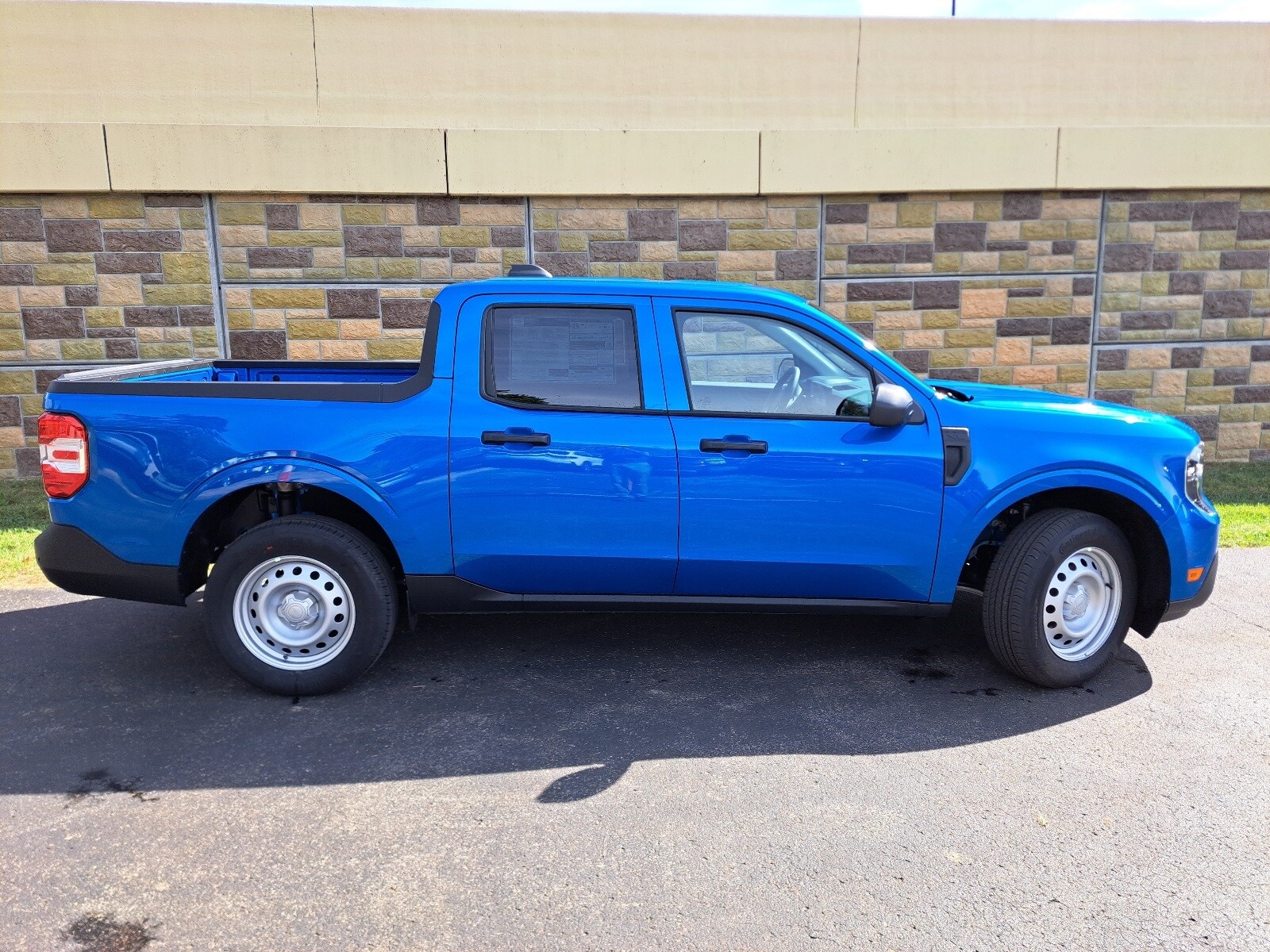2025 Ford Maverick XL photo 2