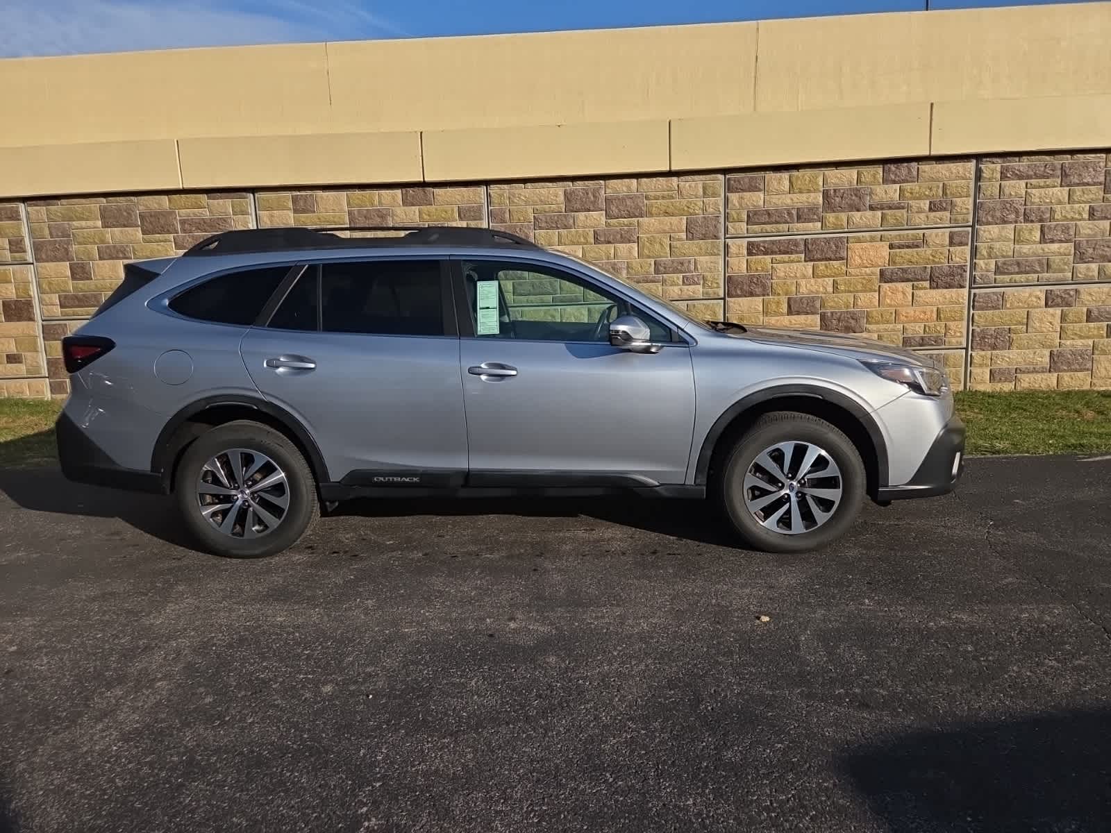 2020 Subaru Outback Premium photo 2