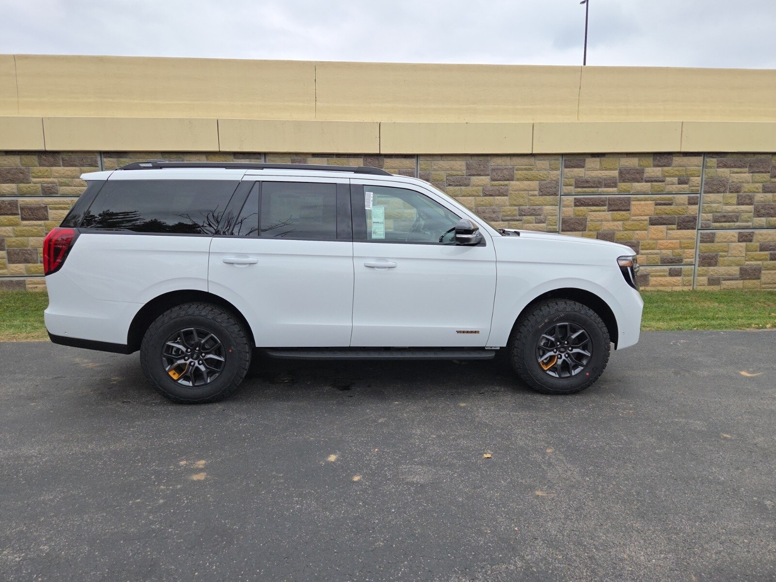 2025 Ford Expedition photo 2