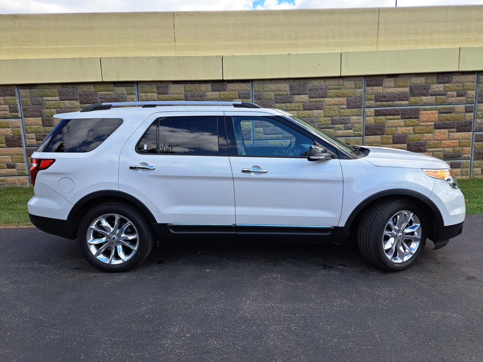 2015 Ford Explorer XLT photo 2