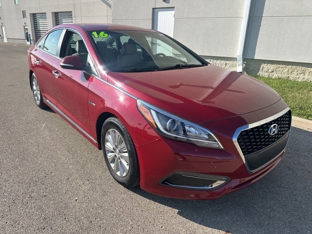 Used 2016 Hyundai Sonata Hybrid Base with VIN KMHE24L19GA016581 for sale in Anderson, IN