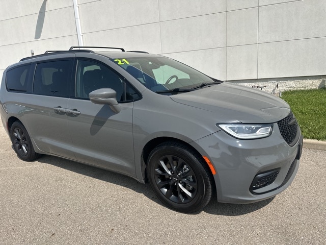 Used 2021 Chrysler Pacifica Touring with VIN 2C4RC1FG8MR559722 for sale in Anderson, IN