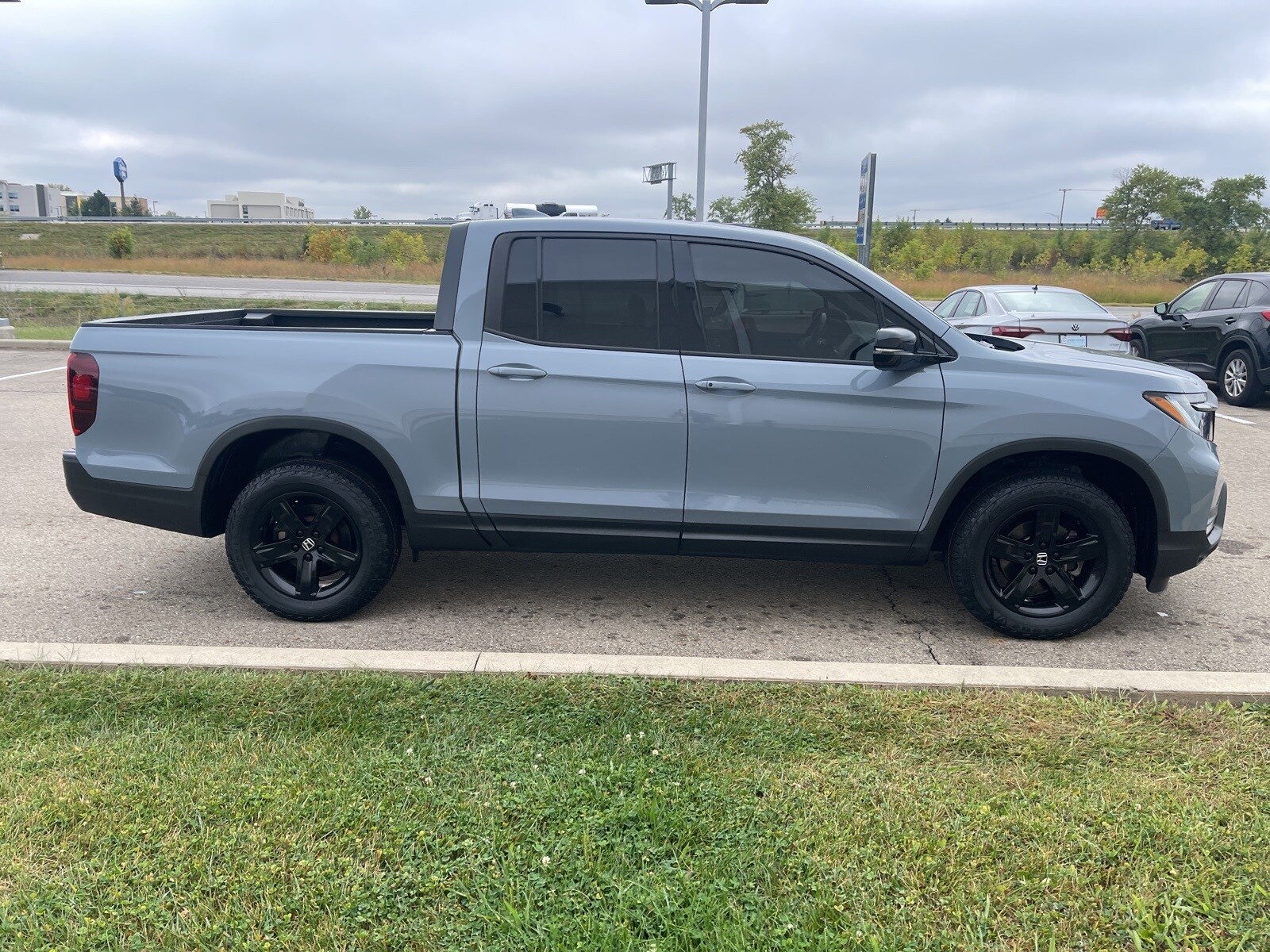 2022 Honda Ridgeline Black Edition photo 2