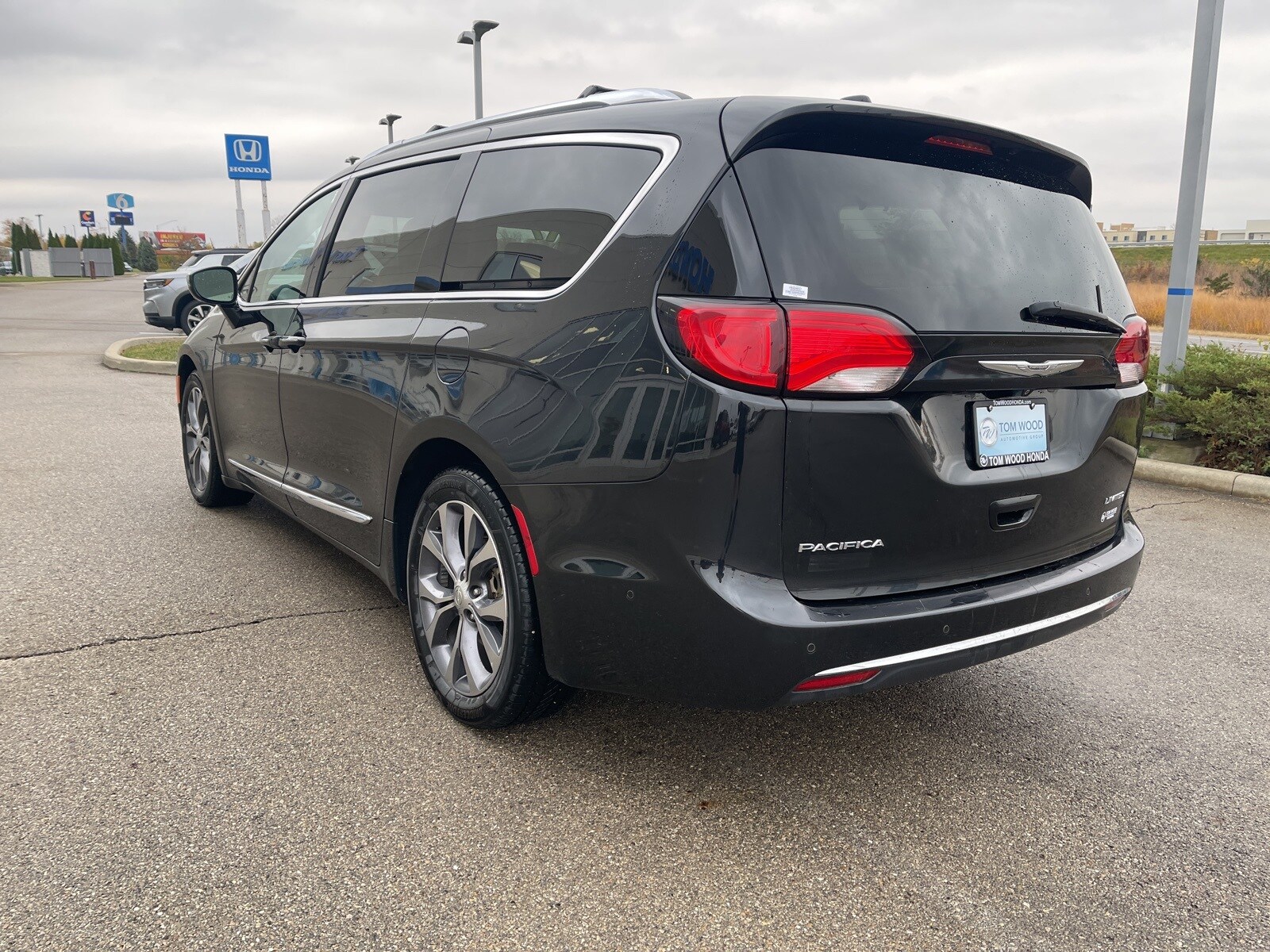 2017 Chrysler Pacifica Limited photo 3