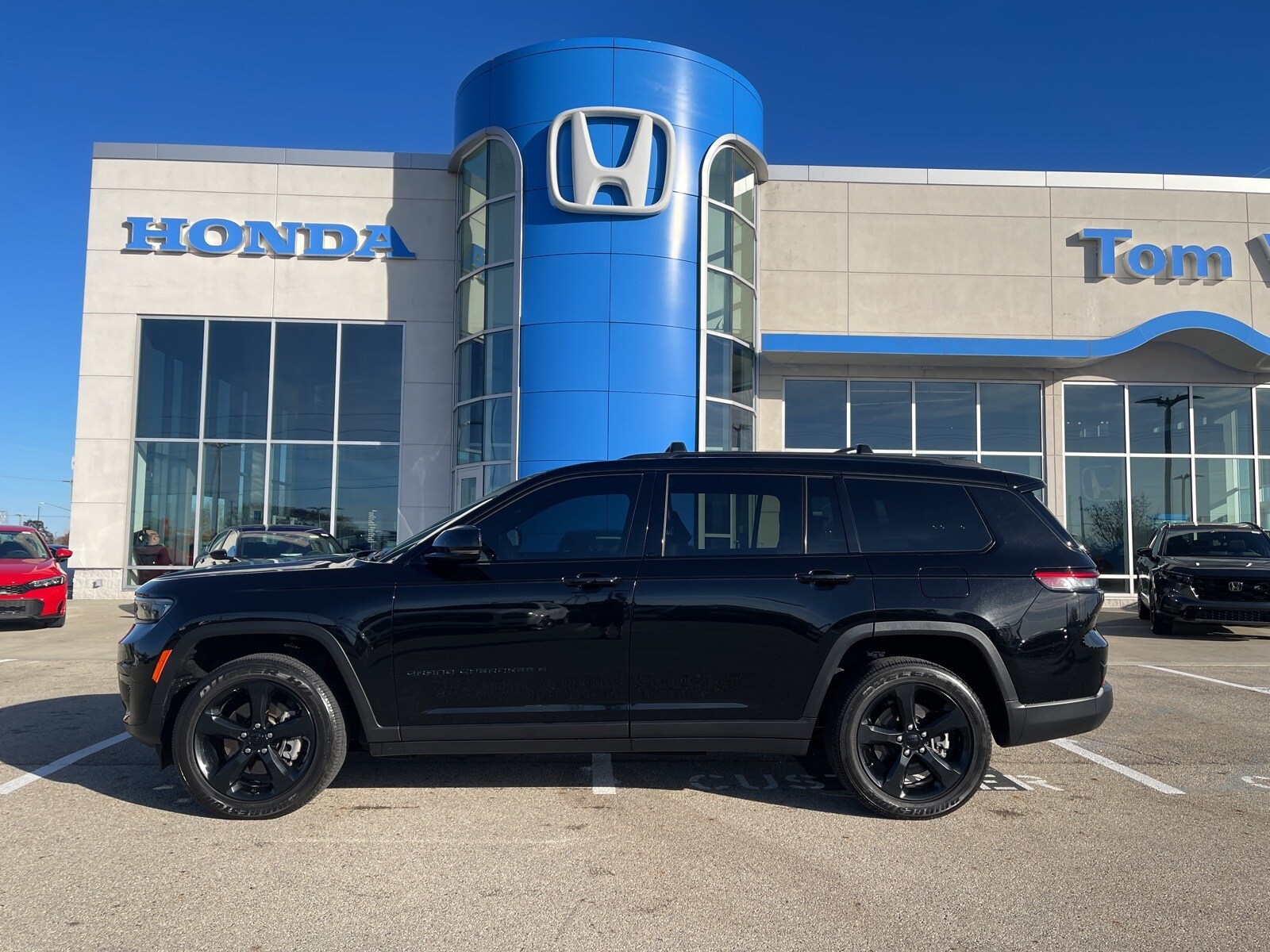 2023 Jeep Grand Cherokee Laredo photo 2