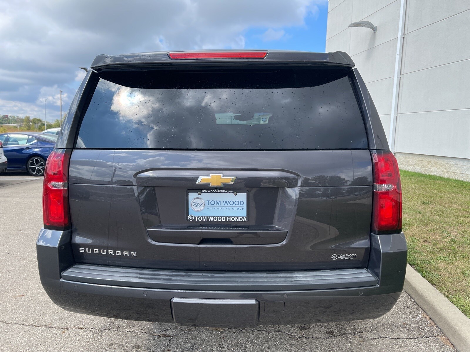 2016 Chevrolet Suburban LT photo 4