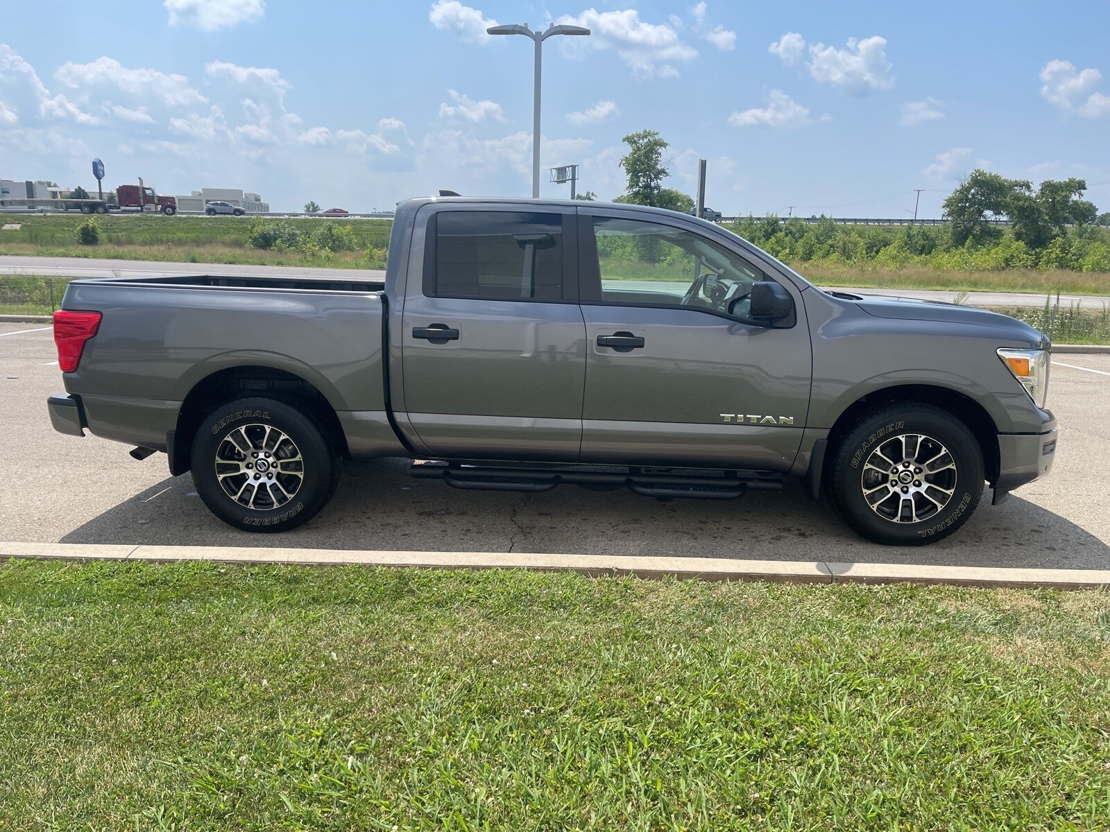 2022 Nissan Titan SV photo 2