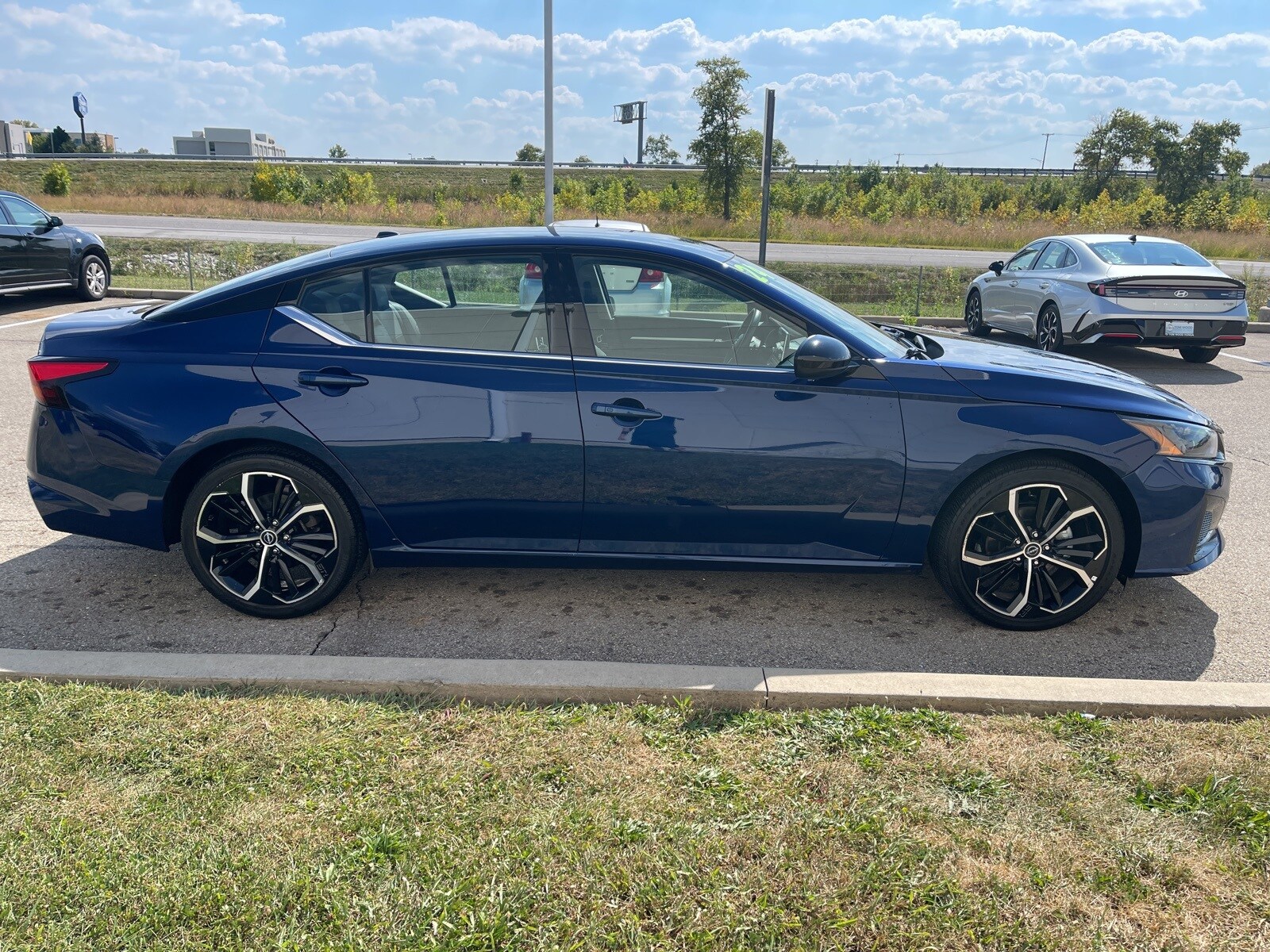 2024 Nissan Altima 2.5 SR photo 2